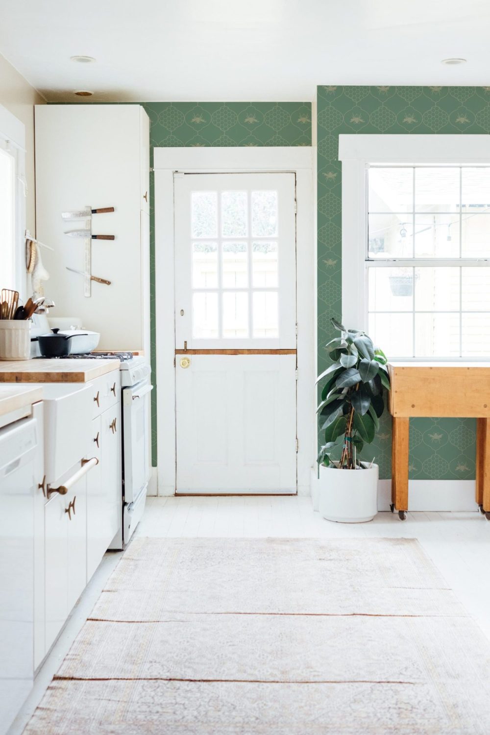Luxe Bumble Bees wallpaper in green